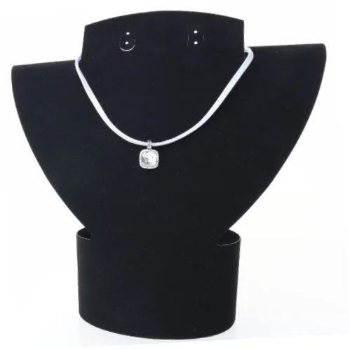 Hvid halskæde med hjertevedhæng (str. 42 cm)