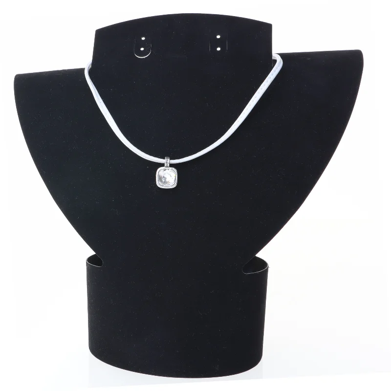 Hvid halskæde med hjertevedhæng (str. 42 cm)