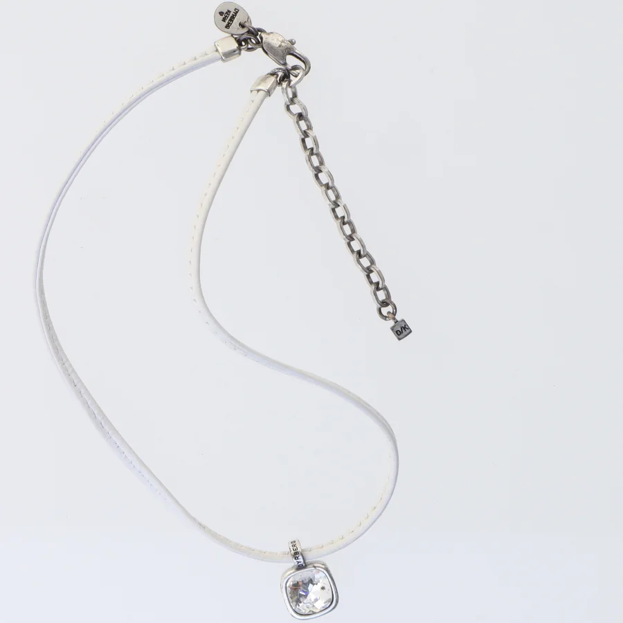 Hvid halskæde med hjertevedhæng (str. 42 cm)