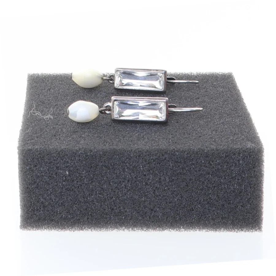 Øreringe med hvid perle og rektangulær krystal (str. 4 cm)
