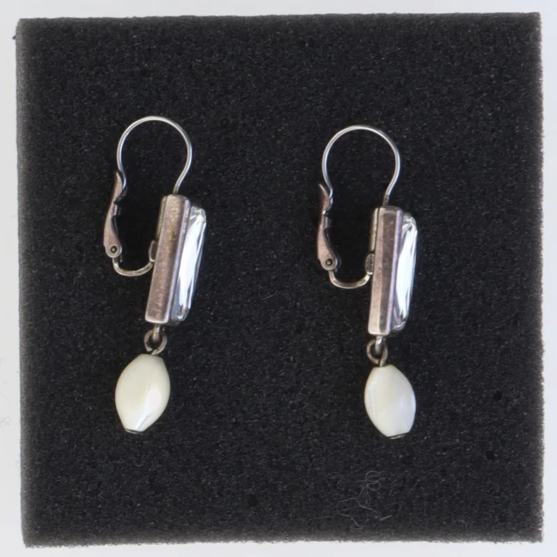 Øreringe med hvid perle og rektangulær krystal (str. 4 cm)
