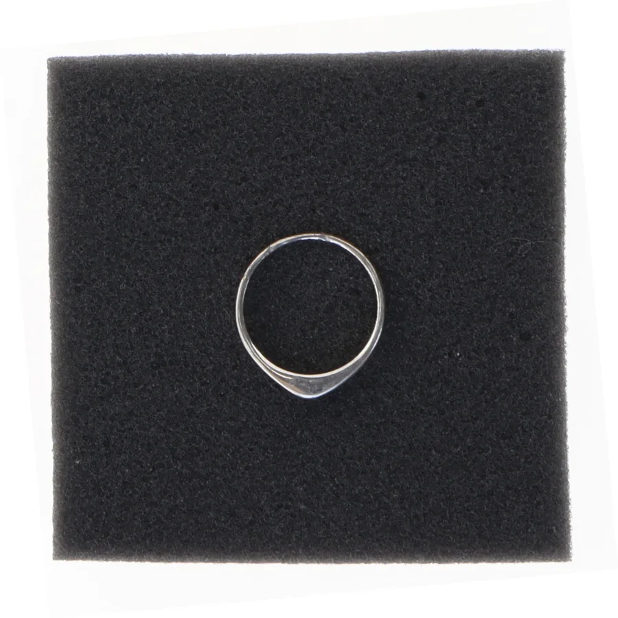 Sølvring med enkel sten