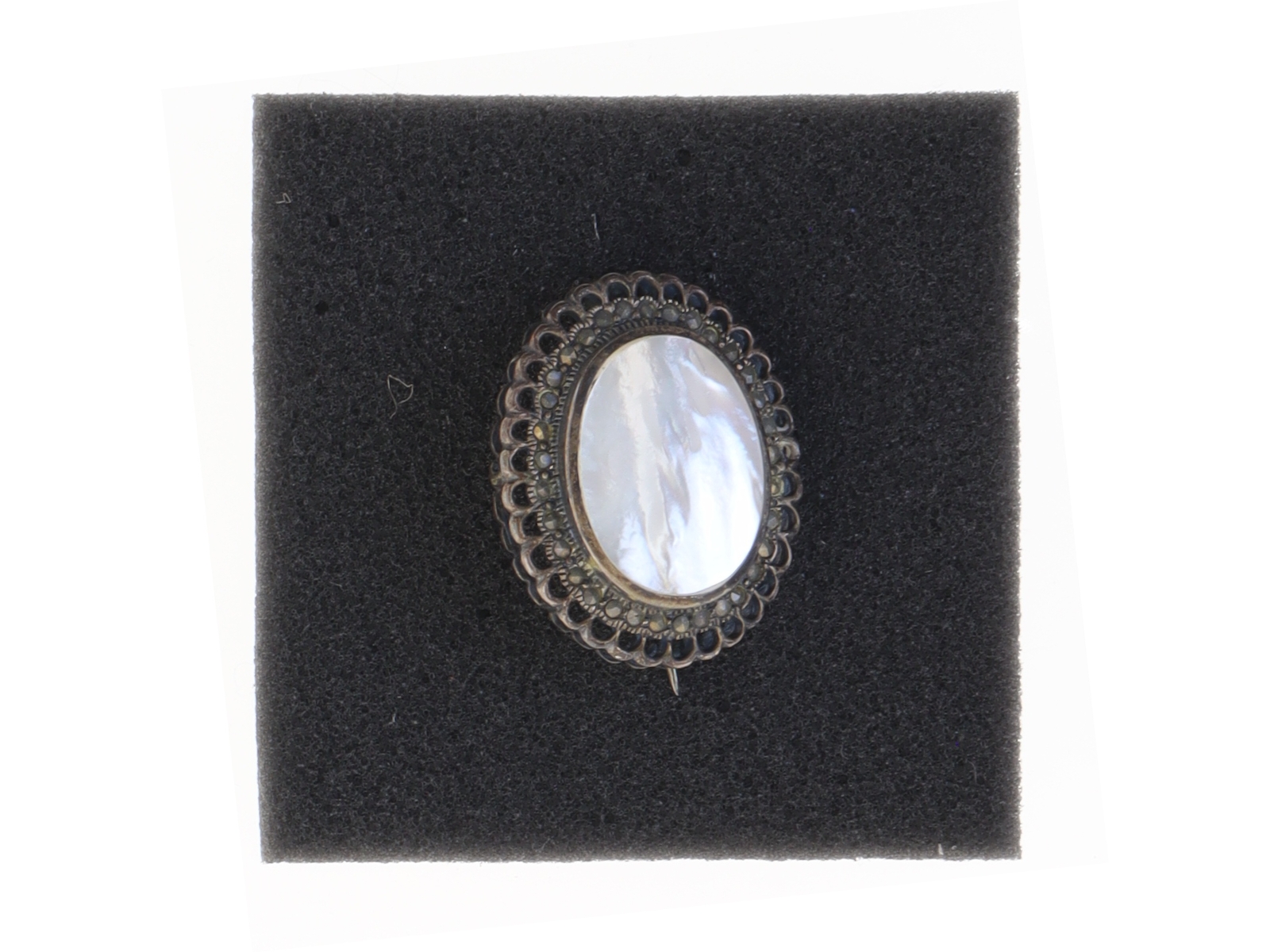 Vintage sølvfarvet broche med perlemorseffekt (str. 3,5 x 3 cm)