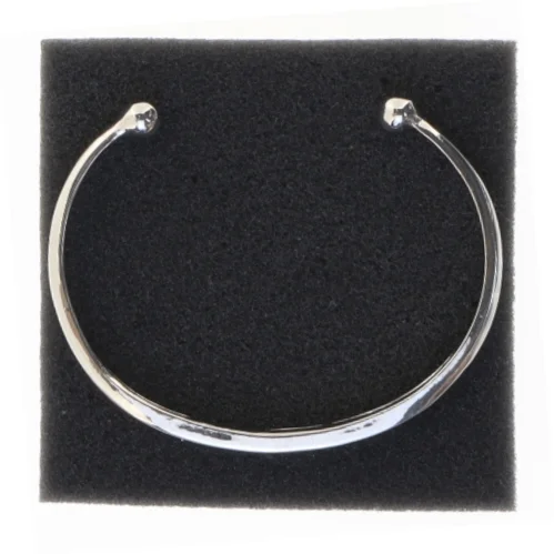 Sølvfarvet armbånd med indgravering (str. 6,5 cm)