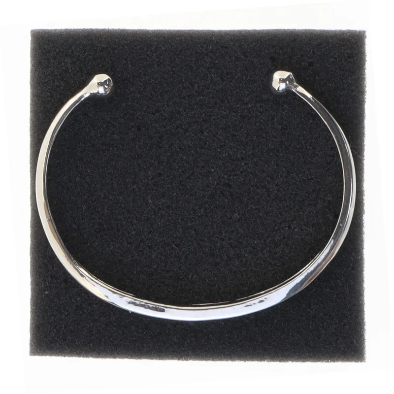 Sølvfarvet armbånd med indgravering (str. 6,5 cm)