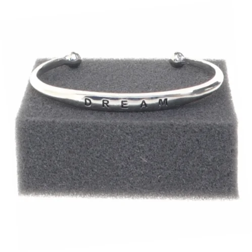 Sølvfarvet armbånd med indgravering (str. 6,5 cm)