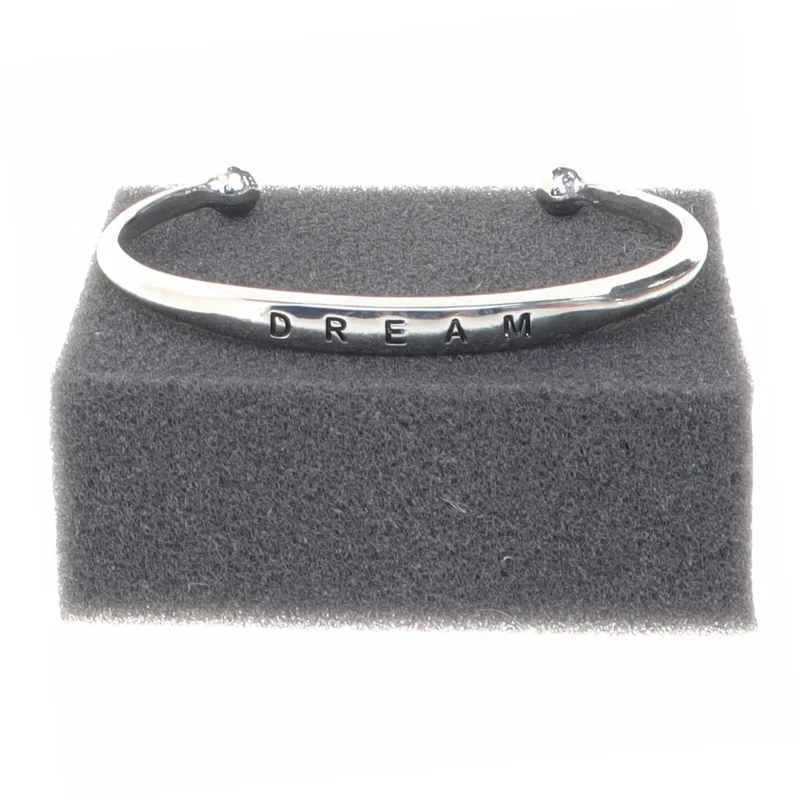 Sølvfarvet armbånd med indgravering (str. 6,5 cm)