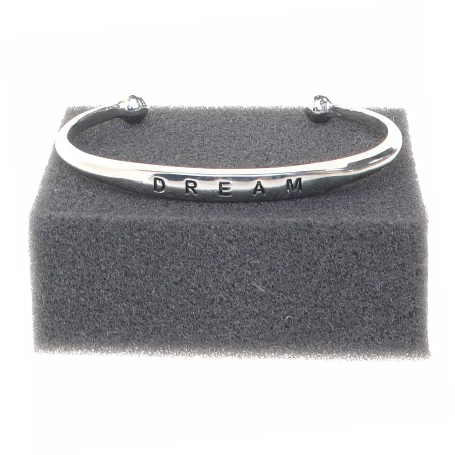 Sølvfarvet armbånd med indgravering (str. 6,5 cm)