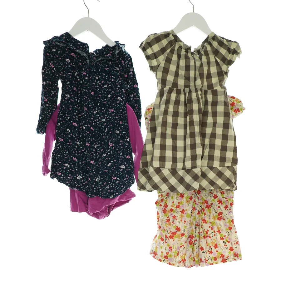 3 kjoler og en buksedragt (Str. 98)