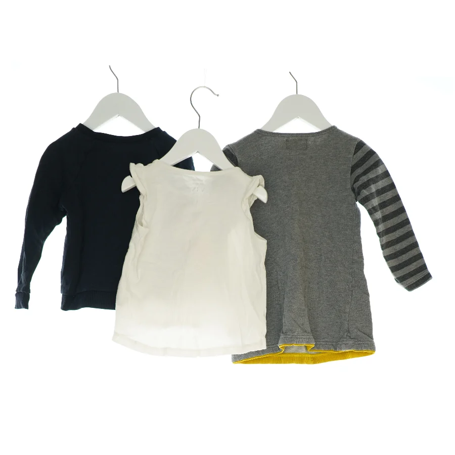 2 bluser og en t-shirt (Str. 98/104)