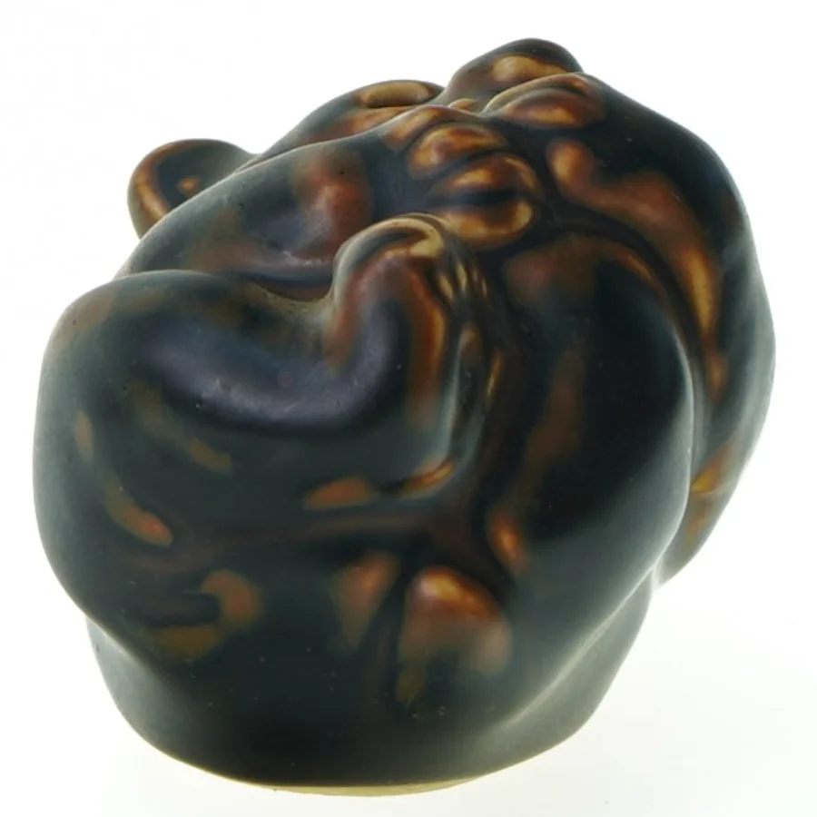 Liggende bjørn med fod i mund fra Royal Copenhagen (str. 8 x 5 cm)