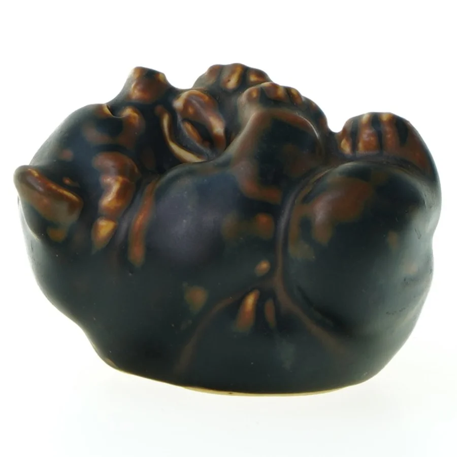 Liggende bjørn med fod i mund fra Royal Copenhagen (str. 8 x 5 cm)