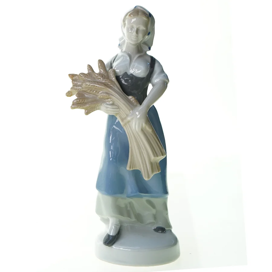 Bondepige i porcelæn fra Royal Copenhagen (str. 25 x 8 cm)
