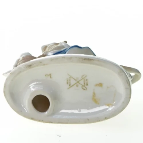 Malke pige i porcelæn (str. 11 x 6 x 13 cm)