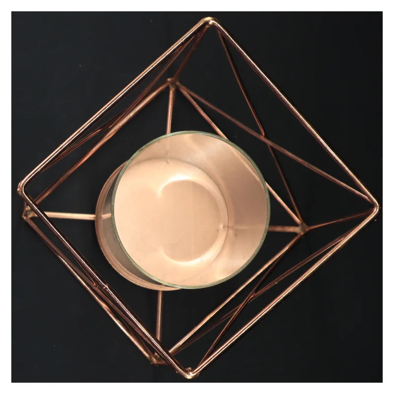 Kobbetfarvet geometrisk lysestage i metal (str. 20x14x14 cm)