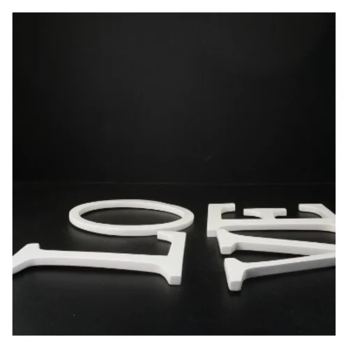 Dekorative bogstaver i hvid LOVE (str. H. 20 cm)