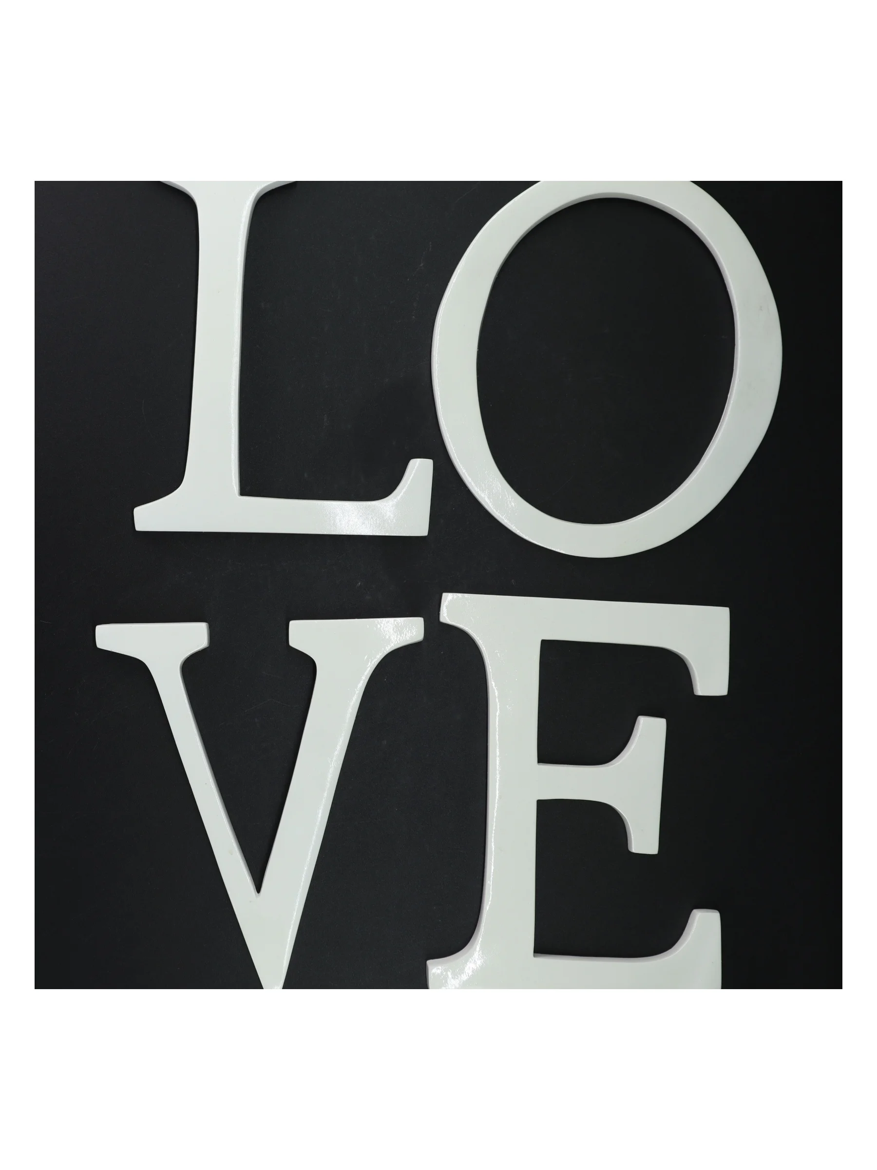 Dekorative bogstaver i hvid LOVE (str. H. 20 cm)