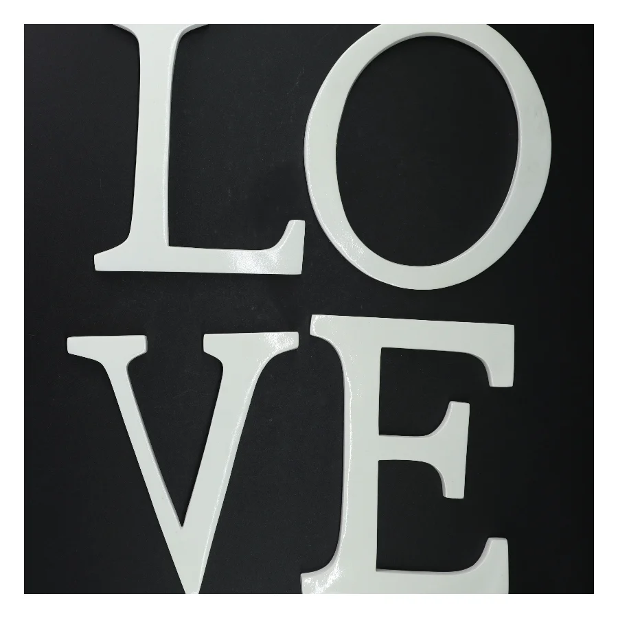 Dekorative bogstaver i hvid LOVE (str. H. 20 cm)