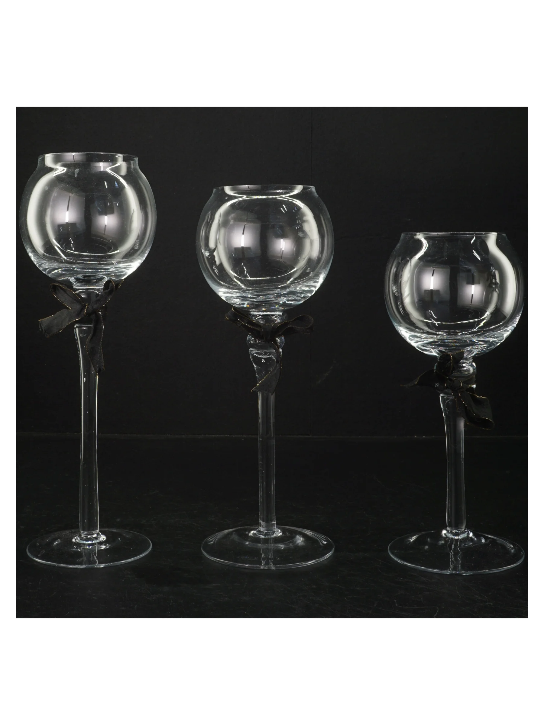 Tre fyrfadslysestager på stilk (str. H. 20 - 25 cm)