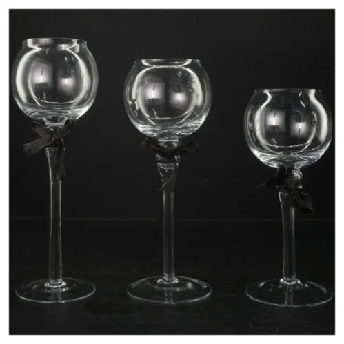 Tre fyrfadslysestager på stilk (str. H. 20 - 25 cm)