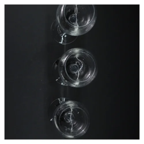 Tre fyrfadslysestager på stilk (str. H. 20 - 25 cm)