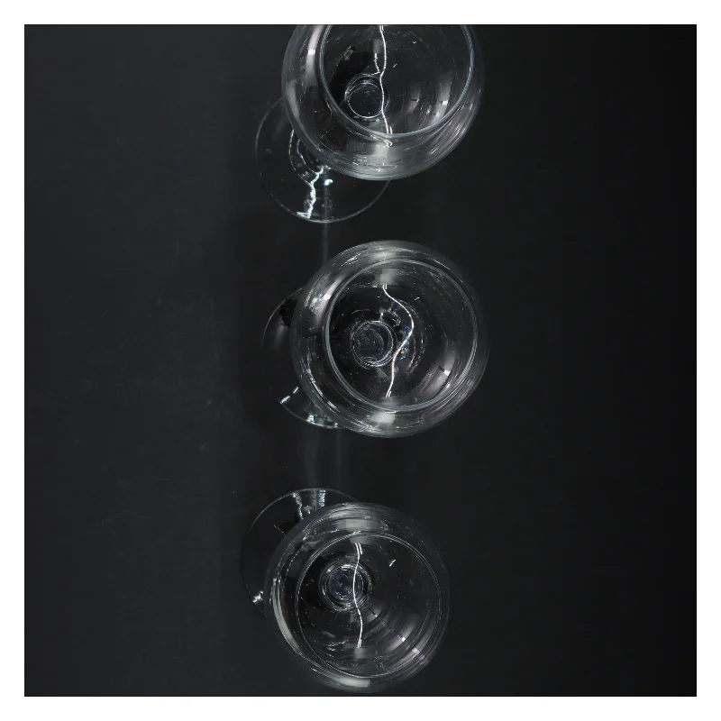 Tre fyrfadslysestager på stilk (str. H. 20 - 25 cm)