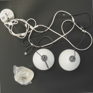 Herstal to hvide pendellamper (str. Ø 13,5x10,5 cm)