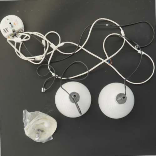 Herstal to hvide pendellamper (str. Ø 13,5x10,5 cm)