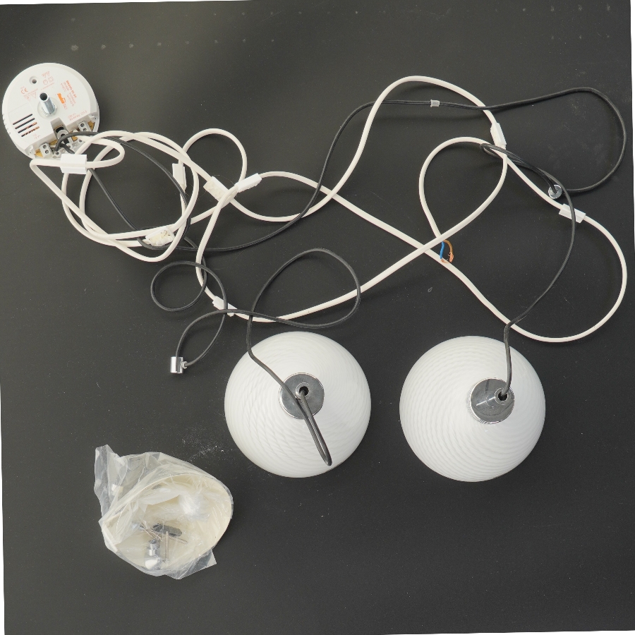 Herstal to hvide pendellamper (str. Ø 13,5x10,5 cm)