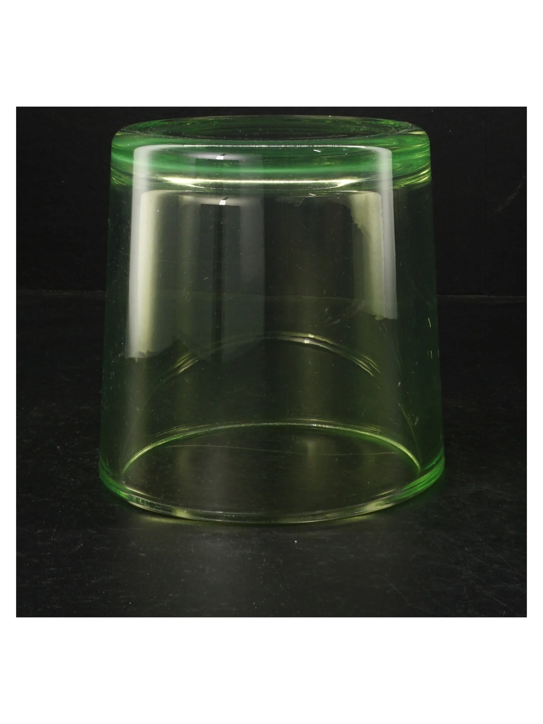 Grøn lysestage til fyrfadslys(str. H. 14 cm)