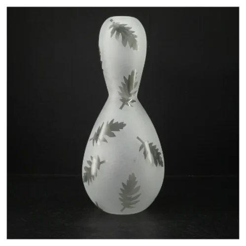 Mat hvid glasvase med blade design fra Bülow (str. H. 35 cm)