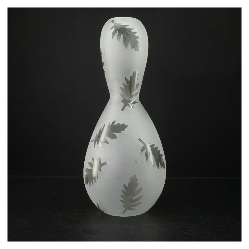 Mat hvid glasvase med blade design fra Bülow (str. H. 35 cm)