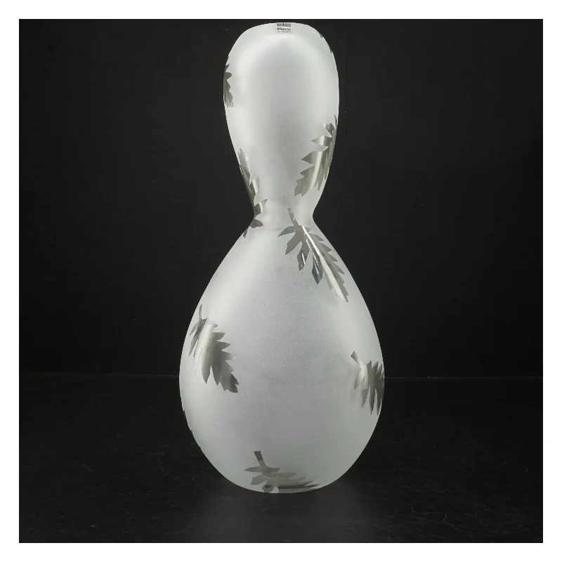 Mat hvid glasvase med blade design fra Bülow (str. H. 35 cm)