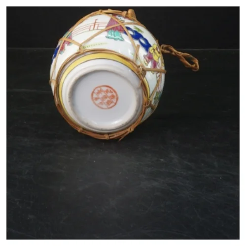 Dekorativ kinesisk keramikkrukke med bambusdetaljer (str. 10x11 cm)