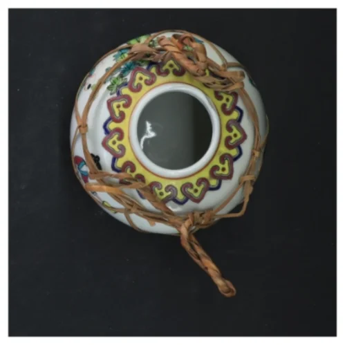 Dekorativ kinesisk keramikkrukke med bambusdetaljer (str. 10x11 cm)