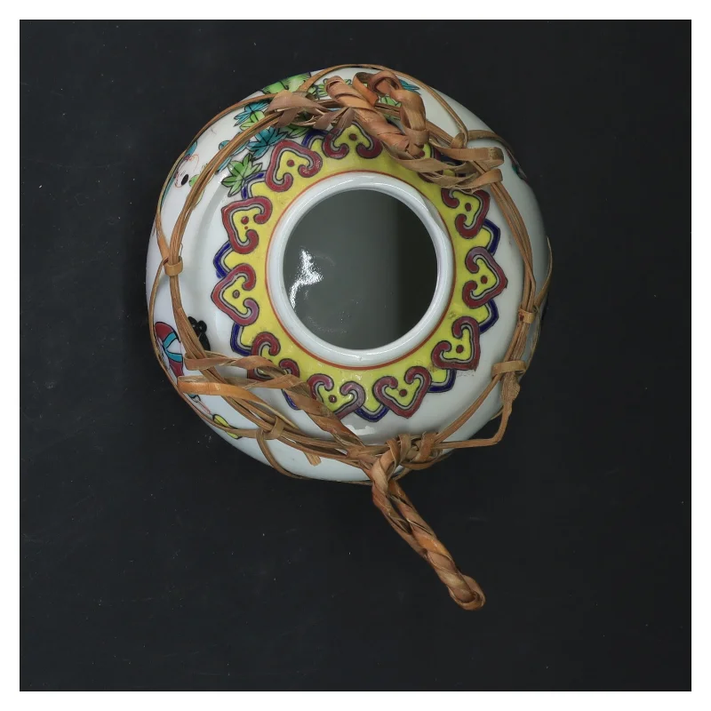 Dekorativ kinesisk keramikkrukke med bambusdetaljer (str. 10x11 cm)