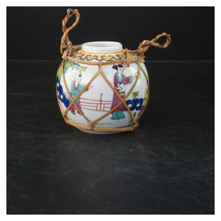 Dekorativ kinesisk keramikkrukke med bambusdetaljer (str. 10x11 cm)