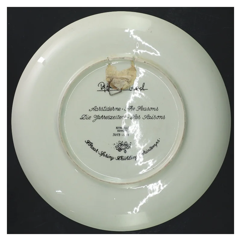 Dekorativ tallerken med mønster fra Bjørn Wiinblad (str. Ø 22 cm)