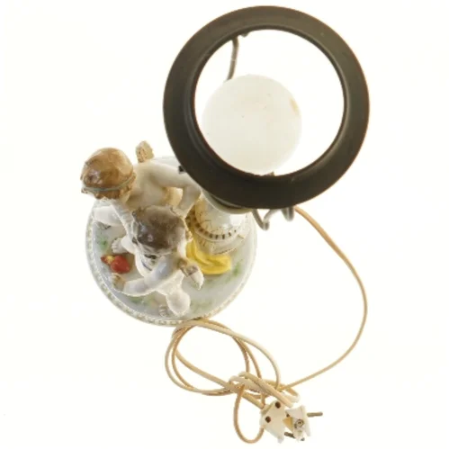 Porcelænsbordlampe med figurer (str. 54 cm)