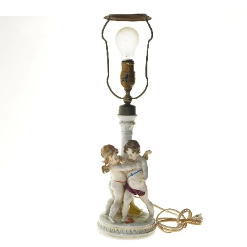 Porcelænsbordlampe med figurer (str. 54 cm)