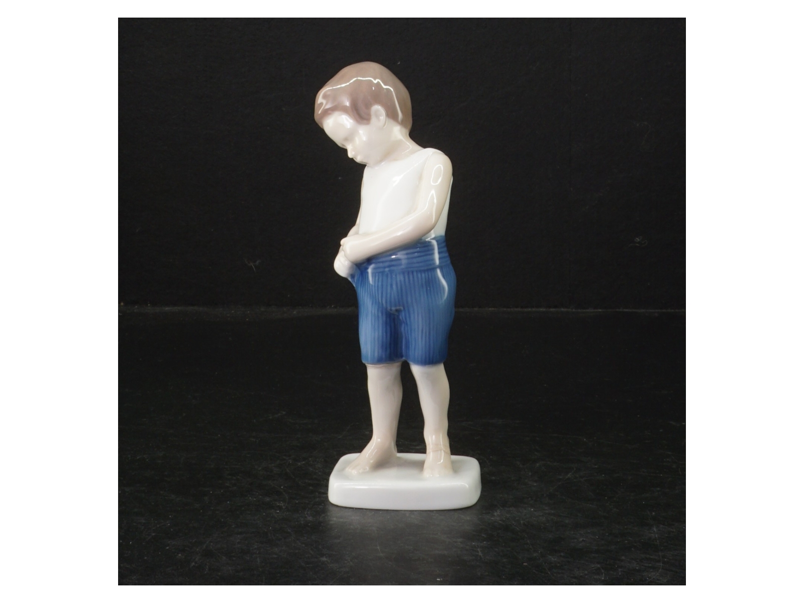 Porcelænsfigur af dreng fra B&G (str. 16 cm)