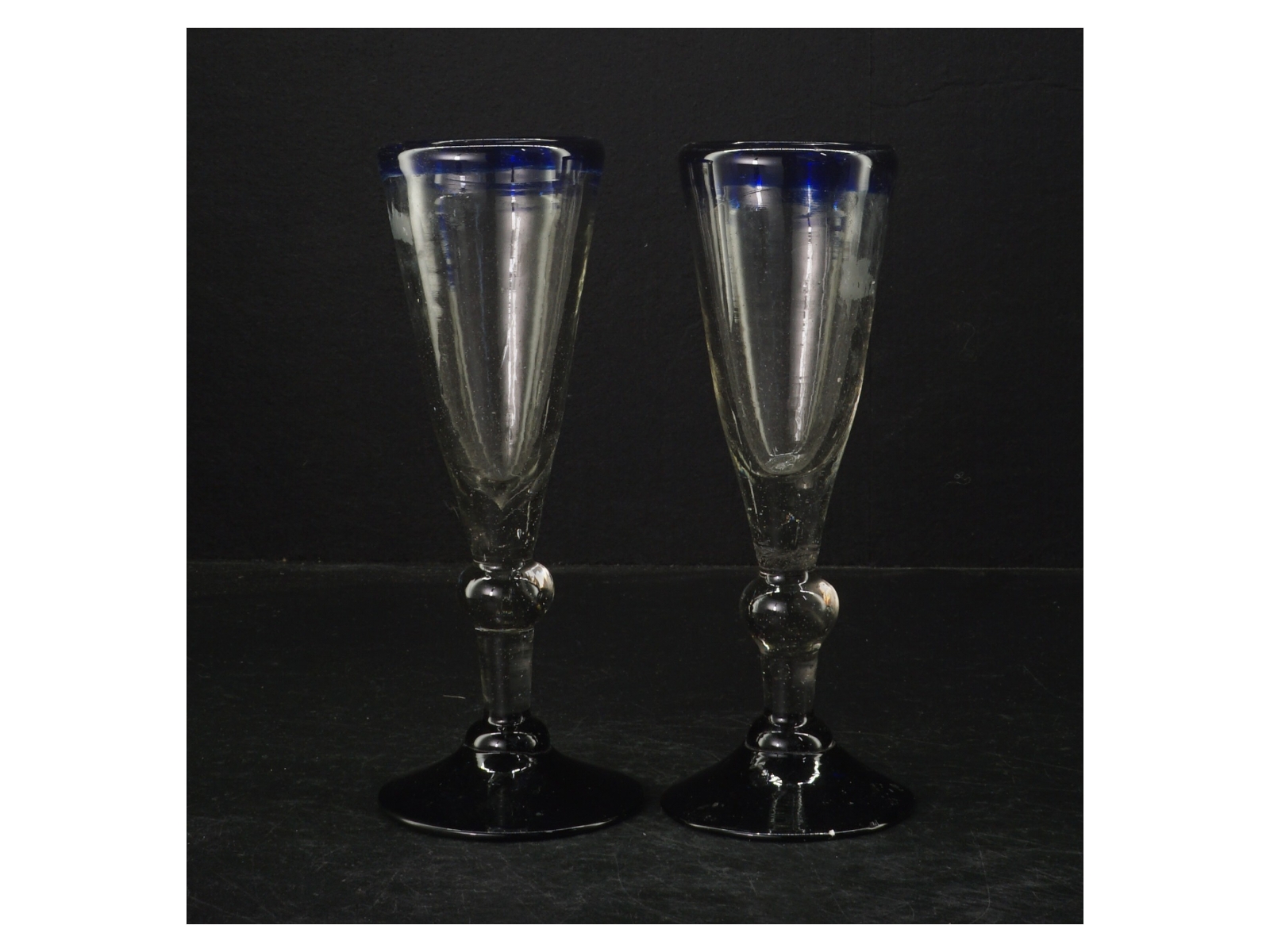 champagneglas med blå kant (str. Ø. 6 cm. længde, 18 cm)