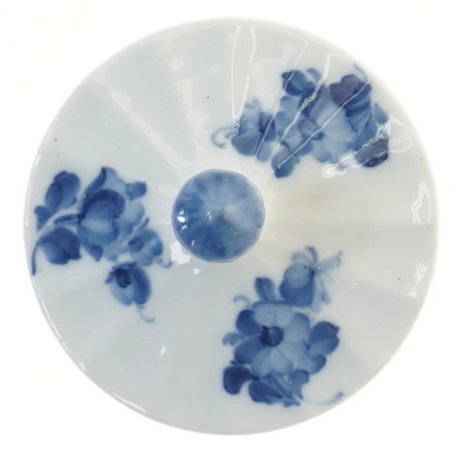 Porcelæns låg med blåt blomstermønster fra Royal Copenhagen (str. 11,5 cm)