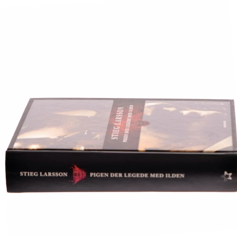 Pigen der legede med ilden af Stieg Larsson (Bog)