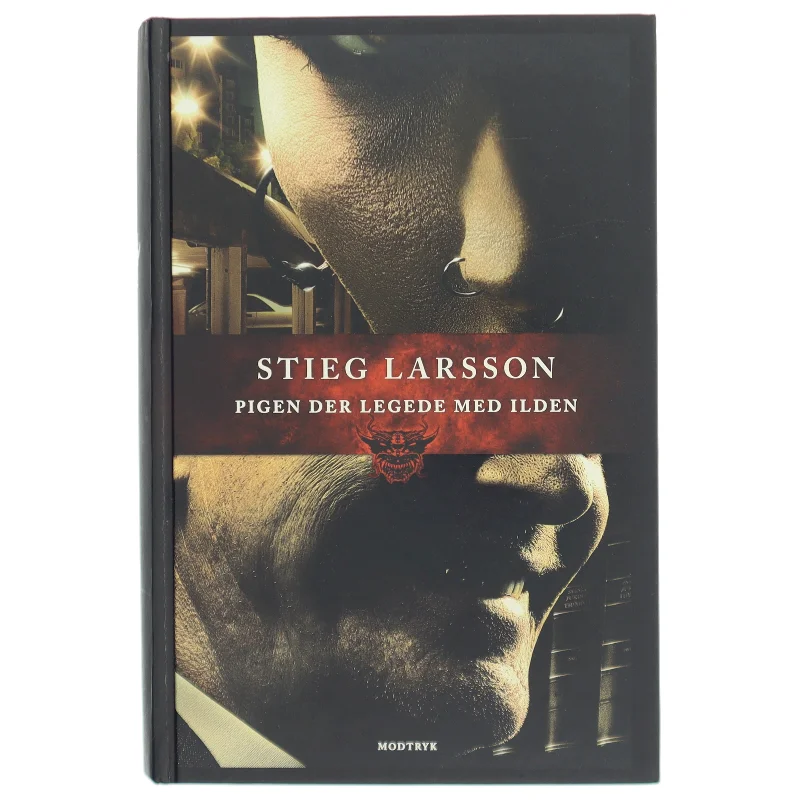 Pigen der legede med ilden af Stieg Larsson (Bog)