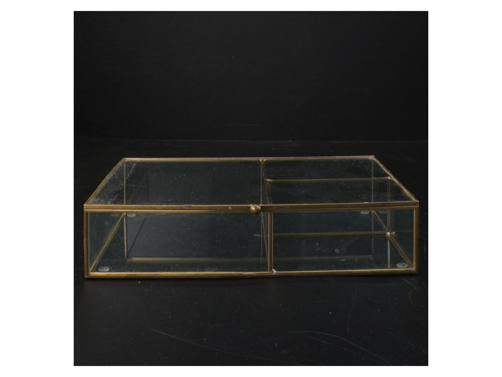 Glasvitrine med messingramme (str. 25x16 cm)