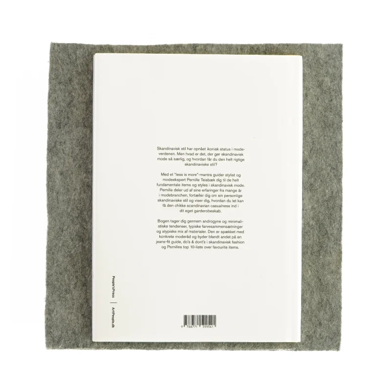 Dress Scandinavian af Pernille Teisbæk (bog)