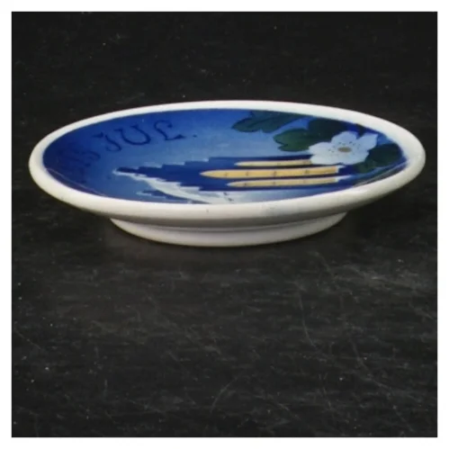 Porcelænsplatte med kirkemotiv (str. Ø 8 cm)