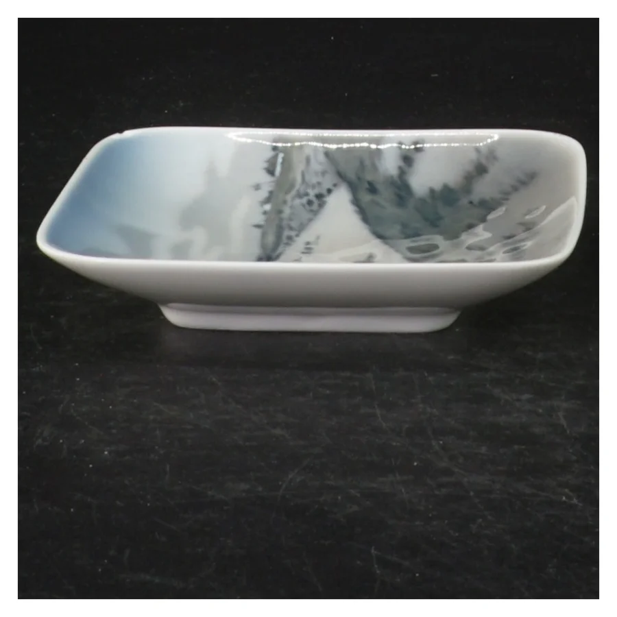 Porcelænsaskebæger med Løkken Badestrand motiv fra Royal Copenhagen (str. 10,5x10,5 cm)