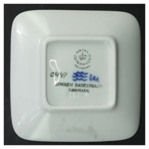 Porcelænsaskebæger med Løkken Badestrand motiv fra Royal Copenhagen (str. 10,5x10,5 cm)